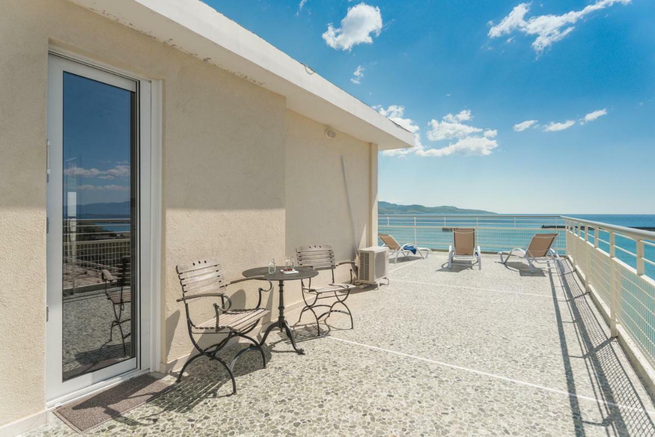Ferienwohnung Seafront Penthouse Leo Kalamata Exterior foto